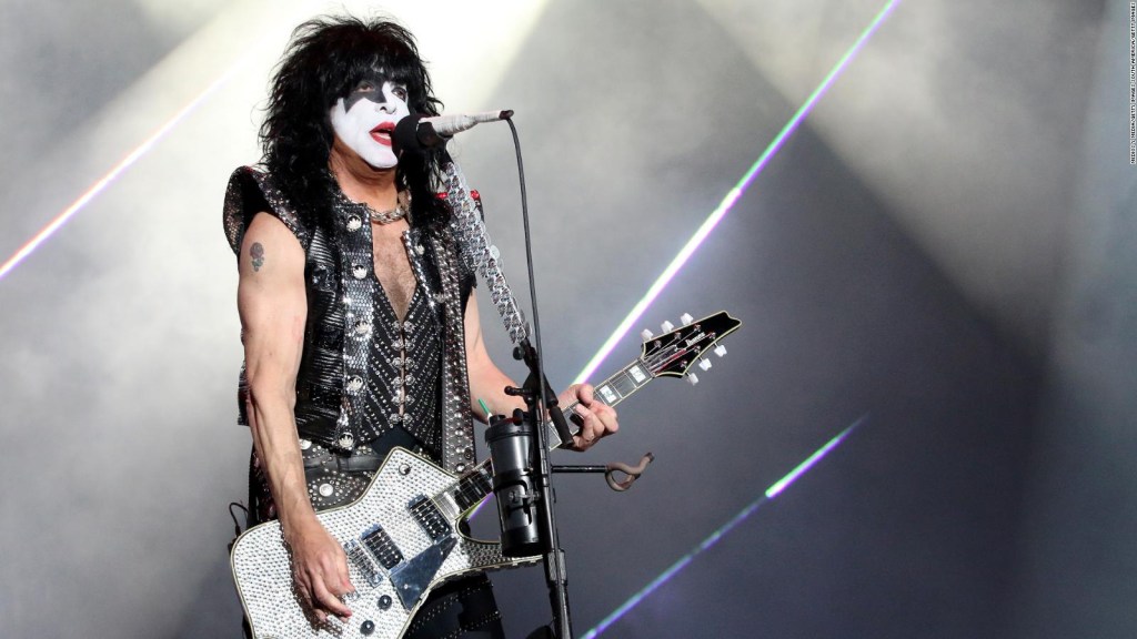 Paul Stanley, guitarist of the band KISS, considers that the multimillion-dollar purchase of Twitter was not necessary