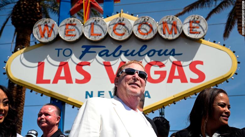 El propietario de los Raiders de Las Vegas, Mark Davis, posa durante un evento de lanzamiento para celebrar el draft de la NFL 2022 el 25 de abril en Las Vegas, Nevada.