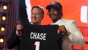 Ja'Marr Chase posa con el comisionado de la NFL, Roger Goodell, tras ser seleccionado en quinto lugar por los Bengals de Cincinnati durante el draft de la NFL 2021.