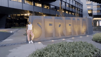 Nike reconoce grandeza de Serena Williams con edificio