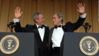 El presidente estadounidense George W. Bush, a la izquierda, saluda con el impresionista Steve Bridges en la Cena de Corresponsales de la Casa Blanca en 2006. Roger L. Wollenberg/Pool/Getty Images.