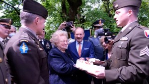 Soldados le "devuelven" pastel de cumpleaños 77 años después