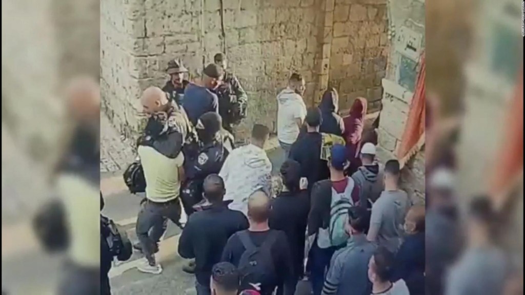 Clashes leave dozens injured in Jerusalem