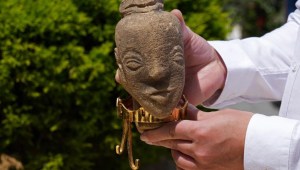 Campesino encuentra en su jardín una pieza de cuatro-mil-quinientos años de antigüedad