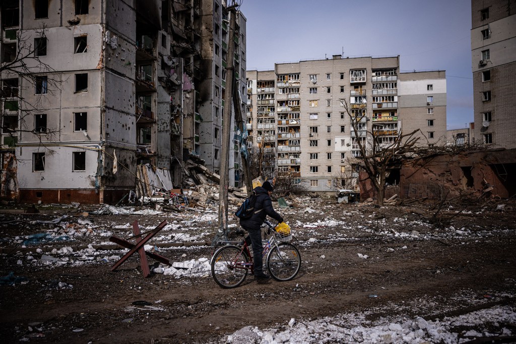 Un hombre monta su bicicleta cerca de edificios residenciales dañados en Chernihiv, Ucrania, el 4 de marzo.