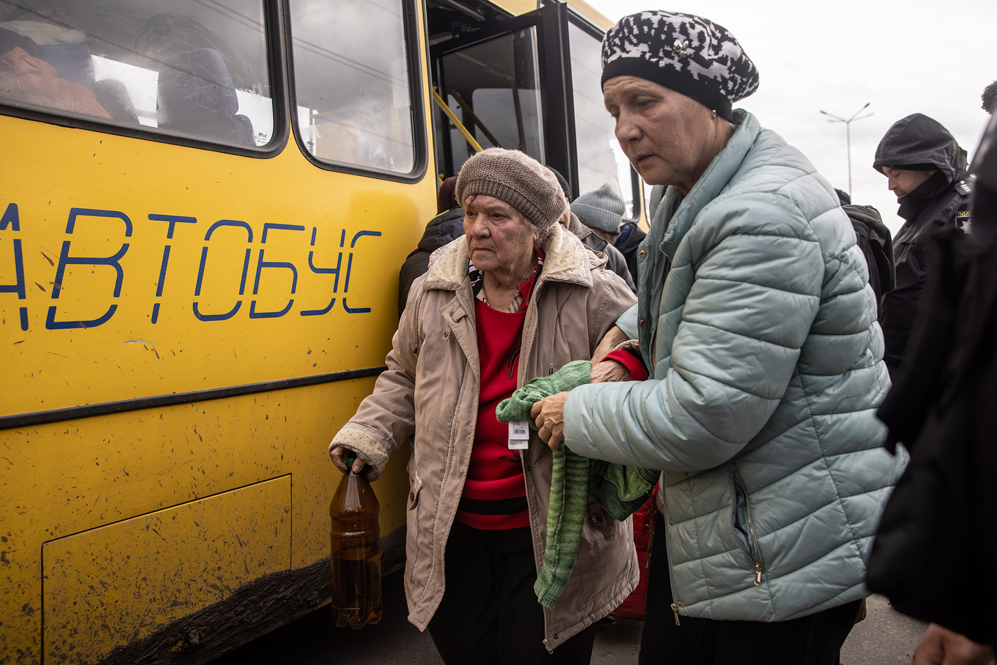 Mujeres de Mariúpol desembarcan en un punto de evacuación que transporta a personas de Mariúpol, Melitopol y las ciudades circundantes bajo control ruso, el 21 de abril, en Zaporizhzhia, Ucrania. (Chris McGrath/Getty Images)