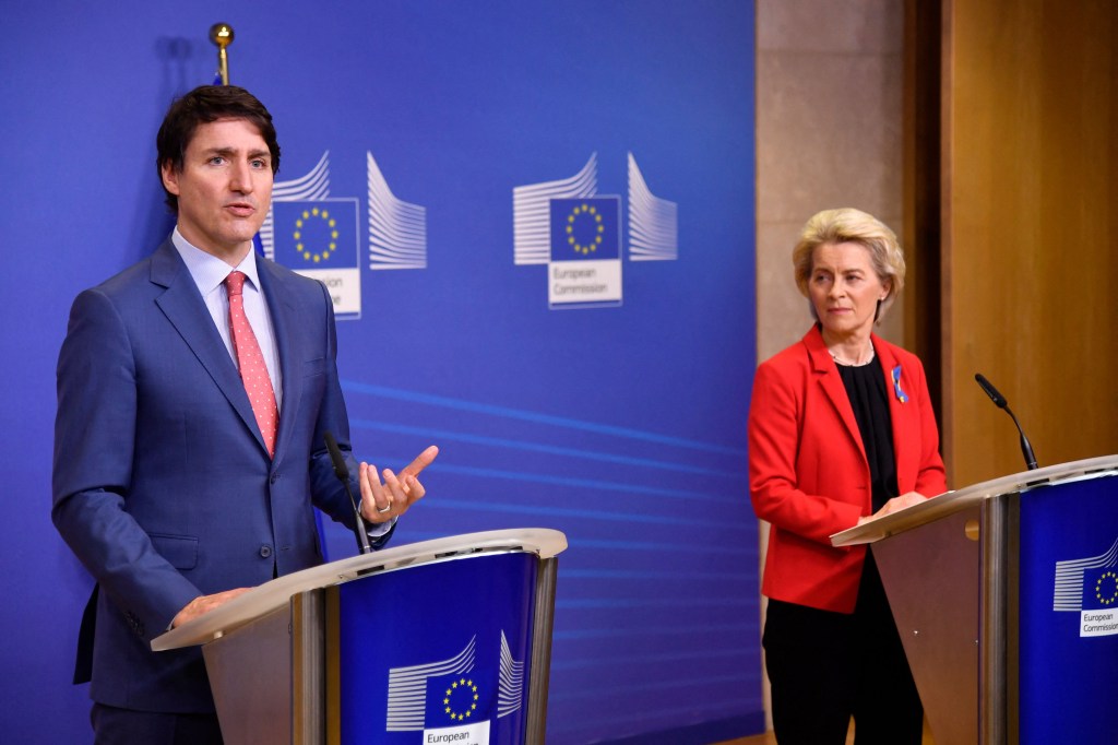 El primer ministro de Canadá, Justin Trudeau, hace una declaración a medios de comunicación junto a la presidenta de la Comisión Europea, Ursula von der Leyen, en Bruselas, Bélgica, el 23 de marzo. (Geert Vanden Wijngaert/Pool/AFP/Getty Images)