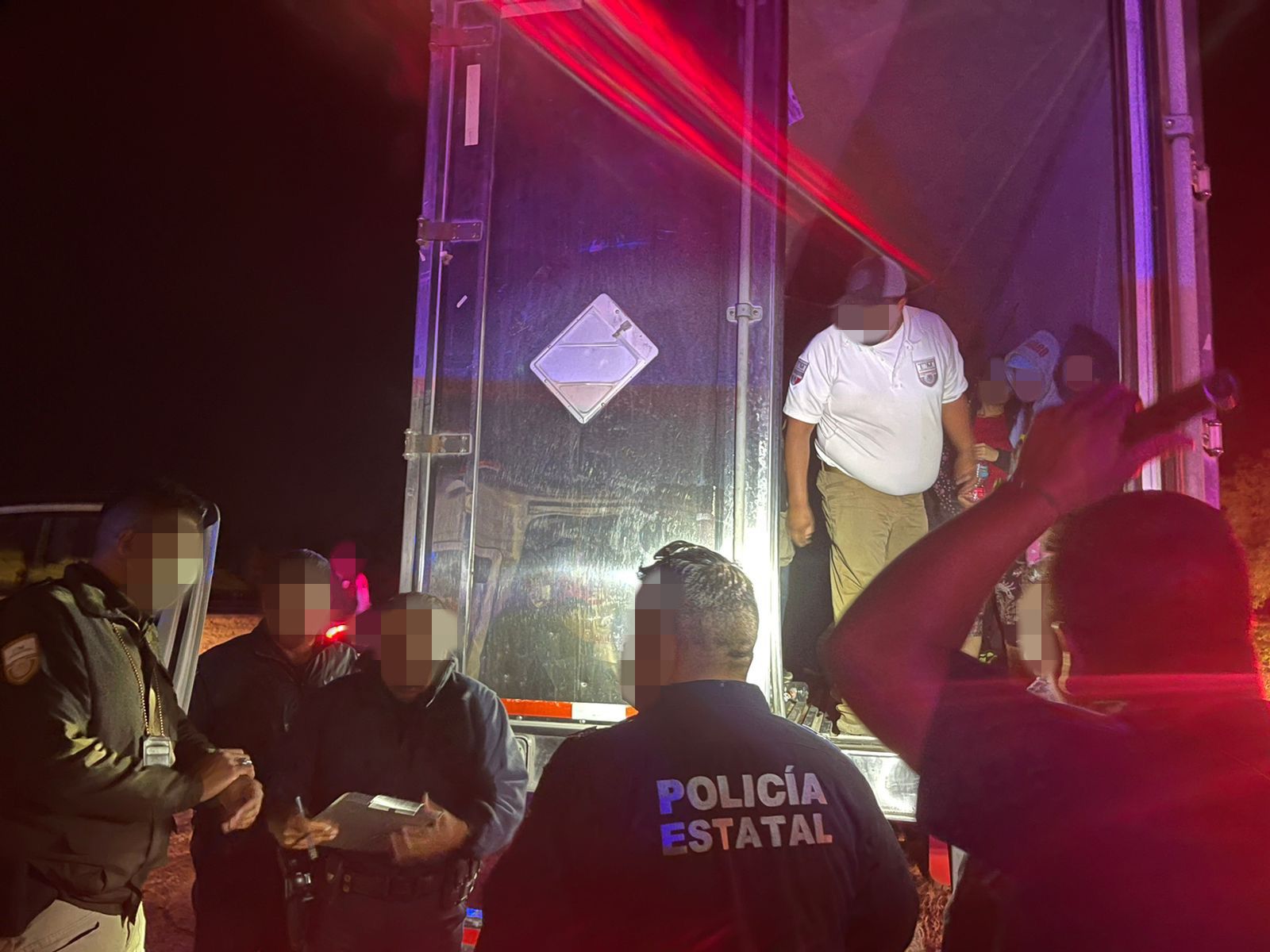 Hallan a 133 migrantes hacinados en camión en México