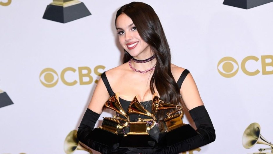 Olivia Rodrigo (en la imagen) se llevó tres Grammy: mejor artista nuevo, mejor interpretación solista pop, mejor álbum de pop vocal. (Foto: PATRICK T. FALLON/AFP vía Getty Images)
