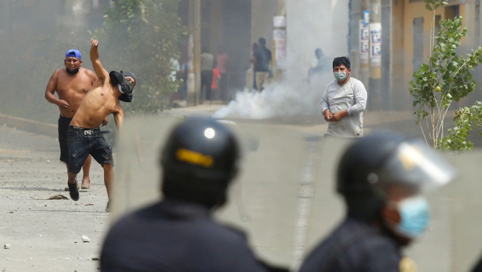 Las protestas en Perú se iniciaron en rechazo al aumento en los precios de los combustibles
