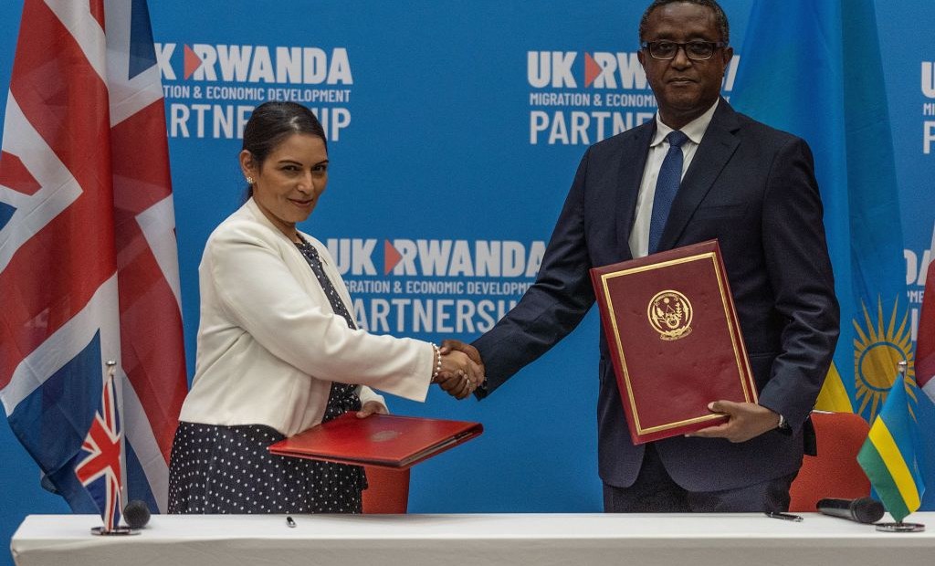 Reino Unido y Ruanda firman un acuerdo para la reubicación de solicitantes de asilo