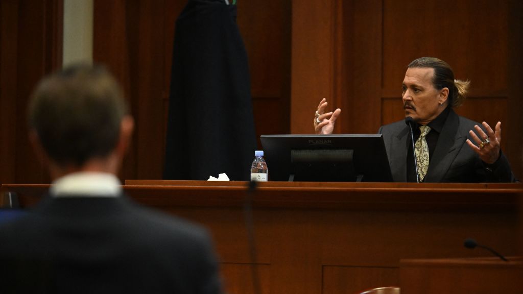 El actor estadounidense Johnny Depp testifica durante su juicio por difamación en el Tribunal de Circuito del Condado de Fairfax, en Fairfax, Virginia, el 19 de abril de 2022. (Foto de JIM WATSON/AFP vía Getty Images)