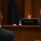 El actor estadounidense Johnny Depp testifica durante su juicio por difamación en el Tribunal de Circuito del Condado de Fairfax, en Fairfax, Virginia, el 19 de abril de 2022. (Foto de JIM WATSON/AFP vía Getty Images)