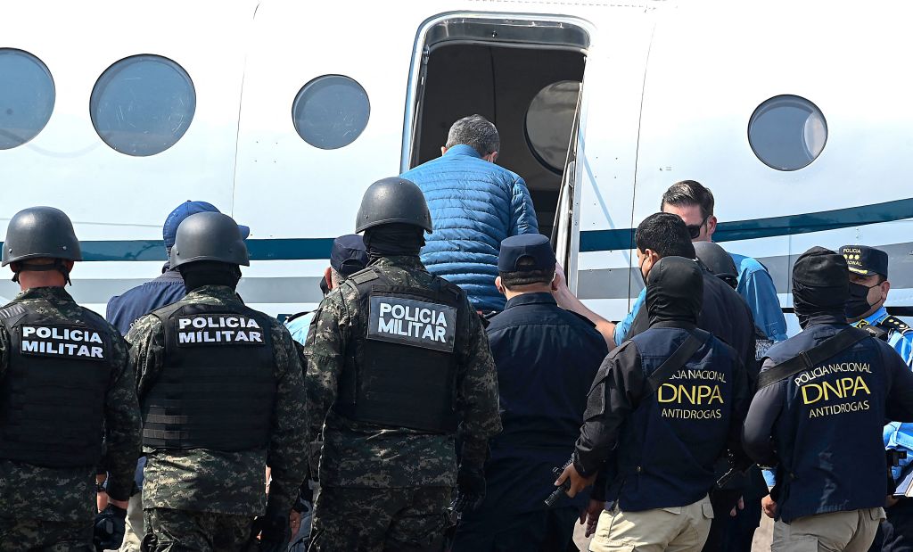 Juan Orlando Hernández aborda avioneta de la DEA