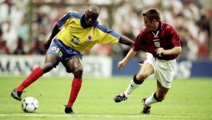 Freddy Rincón, de Colombia, en el juego de grupos ante Inglaterra en el Mundial de Francia 1998. (Crédito: laShaun Botterill /Allsport)