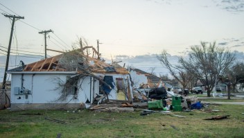 Una casa dañada en Texas tras el paso de un tornado en marzo de 2022. Los tornados volvieron al estado en abril. (Foto: Brandon Bell/Getty Images)