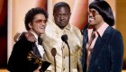 En la imagen, Bruno Mars, Dernst Emile II y Anderson .Paak de Silk Sonic aceptan el Grammy a canción del año por 'Leave The Door Open'. (Foto: Emma McIntyre/Getty Images for The Recording Academy)
