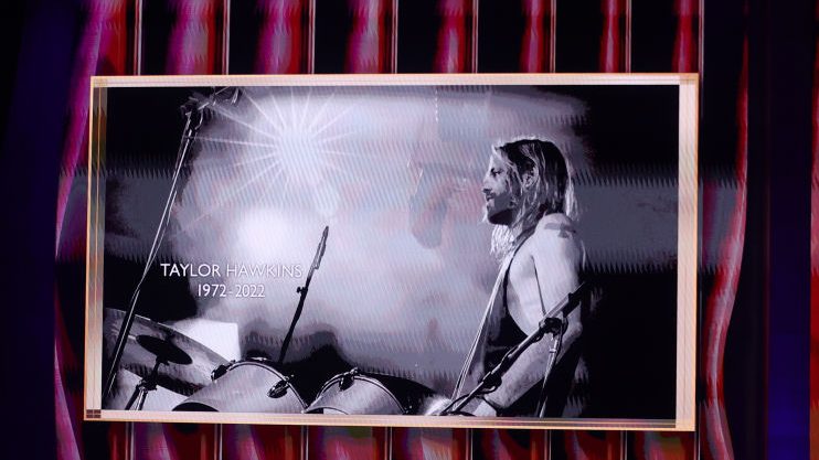 Los Foo Fighters ganaron el Grammy a mejor interpretación de rock. En la imagen, el homenaje que le hicieron en los premios a Taylor Hawkins, baterista de la banda que recientemente falleció. (Foto: Rich Fury/Getty Images for The Recording Academy)