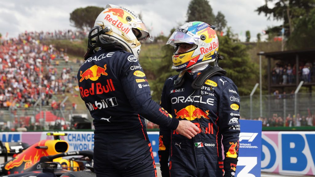 Max Verstappen y Sergico "Checo" Pérez se saludan luego de la carrera del sábado donde el neerlandés consiguió la pole position. (Foto: Mark Thompson/Getty Images)