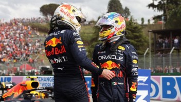 Max Verstappen y Sergico "Checo" Pérez se saludan luego de la carrera del sábado donde el neerlandés consiguió la pole position. (Foto: Mark Thompson/Getty Images)