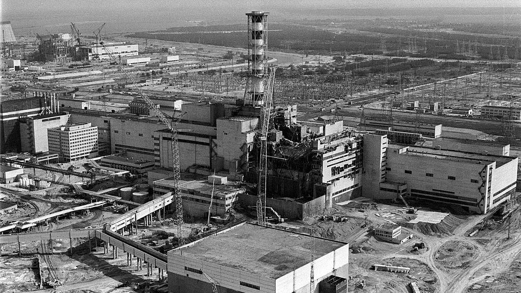 Esta fotografía tomada desde un helicóptero en abril de 1986 muestra una vista general del reactor cuatro destruido de la planta nuclear de Chernobyl pocos días después de la catástrofe. (Crédito: VLADIMIR REPIK/AFP vía Getty Images)