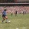 Diego Maradona, a punto de anotar su segundo gol ante Inglaterra en el Mundial de 1986