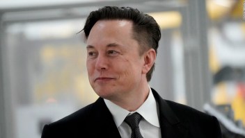 En la imagen, Elon Musk, quien es CEO de Tesla y SPaceX