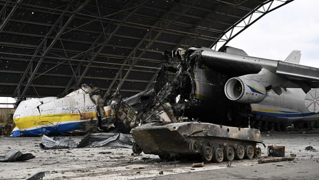 El avión AN-225 (en la imagen) sufrió importantes daños durante la batalla por el aeródromo de Hostomel, cerca de Kyiv.
