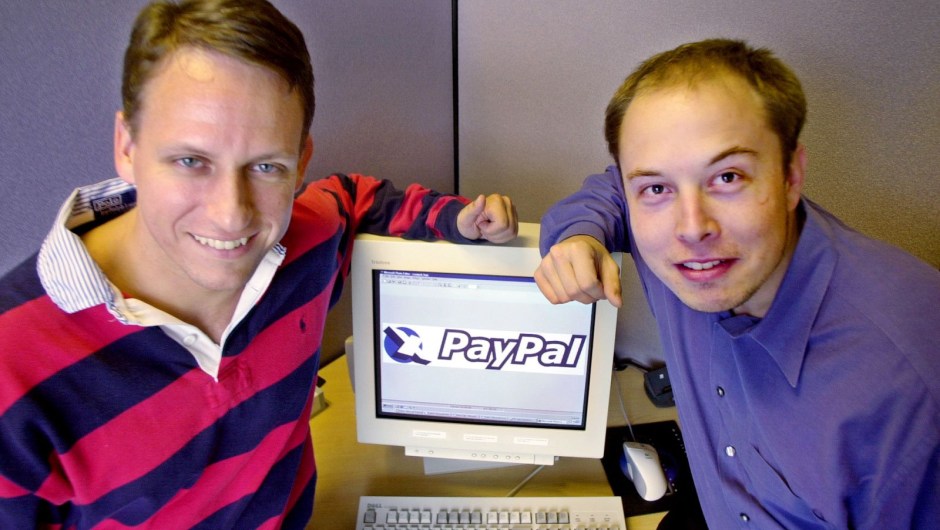 El director general de PayPal, Peter Thiel, a la izquierda, y Musk posan en la sede corporativa de la empresa en Palo Alto, California, en 2000. Musk había cofundado X.com, una empresa de servicios bancarios y financieros en línea. Se fusionó con Continuity en 2000 y pasó a llamarse PayPal. La plataforma de pagos en línea fue adquirida por eBay en una operación de 1.500 millones de dólares en 2002. Musk se embolsó 165 millones de dólares.Paul Sakuma/AP