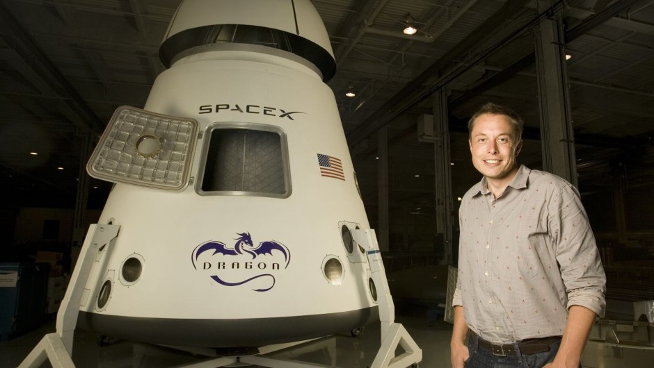 Musk posa junto a una nave espacial Dragon de SpaceX en 2008. Musk fundó SpaceX en 2002 con la intención de abaratar y hacer más accesibles los viajes espaciales. En 2010, la Dragon se convirtió en la primera nave espacial comercial en orbitar la Tierra y regresar. En 2012, se convirtió en la primera cápsula privada en conectarse a la Estación Espacial Internacional.Dan Tuffs/Getty Images