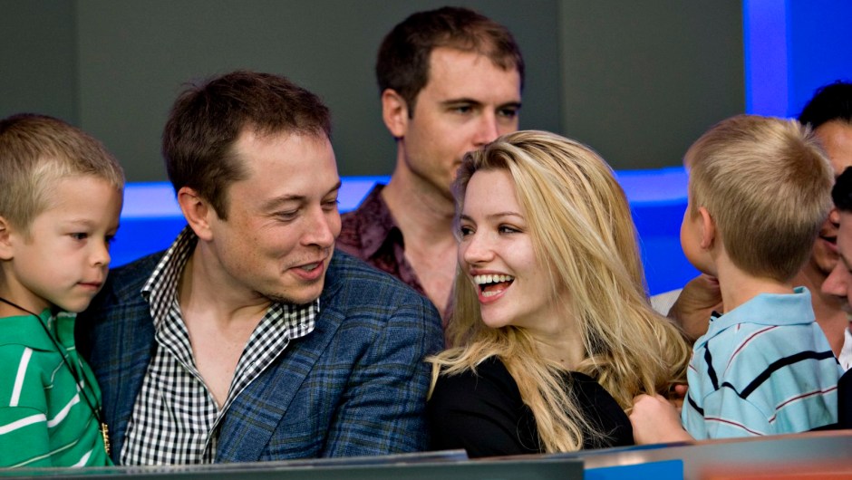 Musk está acompañado por su prometida, la actriz Talulah Riley, y sus hijos gemelos, Griffin y Xavier, en una ceremonia de inauguración del Nasdaq en 2010. Musk se ha casado tres veces, dos de ellas con Riley. Su segundo divorcio se produjo en 2016.Daniel Acker/Bloomberg/Getty Images