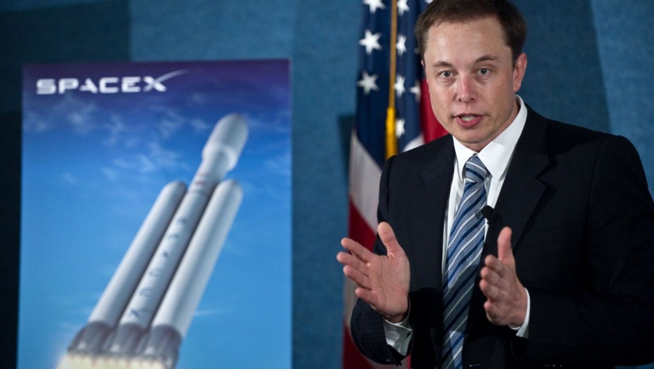 Musk presenta el cohete Falcon Heavy, anunciado como el más potente del mundo, en 2011. Musk dijo a CNN que decidió construir el cohete para poner en órbita satélites más grandes.Nicholas Kamm/AFP/Getty Images