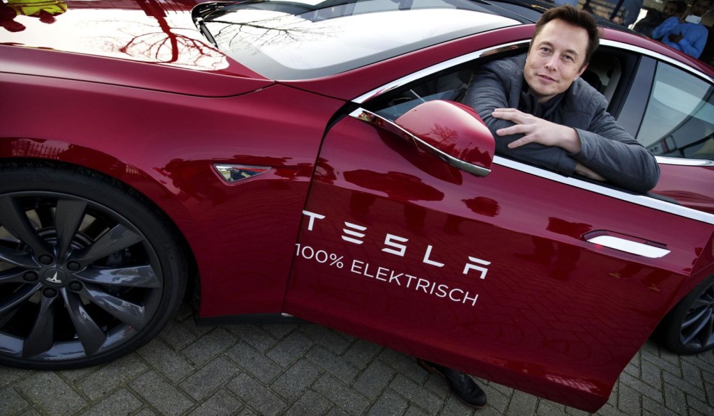 Musk posa con un Tesla durante una visita a Ámsterdam, Holanda, en 2014.Jerry Lampen/ANP/AFP/Getty Images