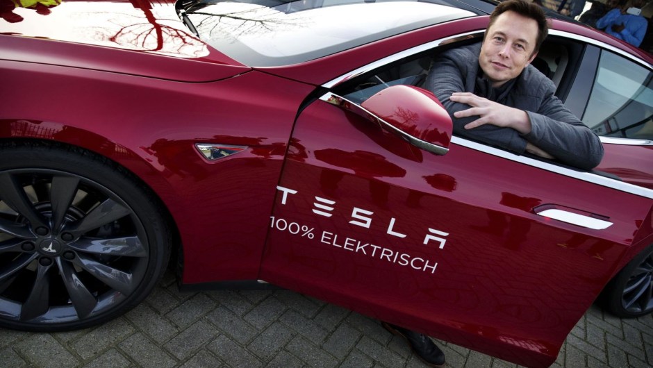 Musk posa con un Tesla durante una visita a Ámsterdam, Holanda, en 2014.Jerry Lampen/ANP/AFP/Getty Images