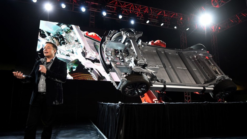 Musk presenta el chasis de doble motor del nuevo Tesla Model D en 2014.Mark Ralston/AFP/Getty Images