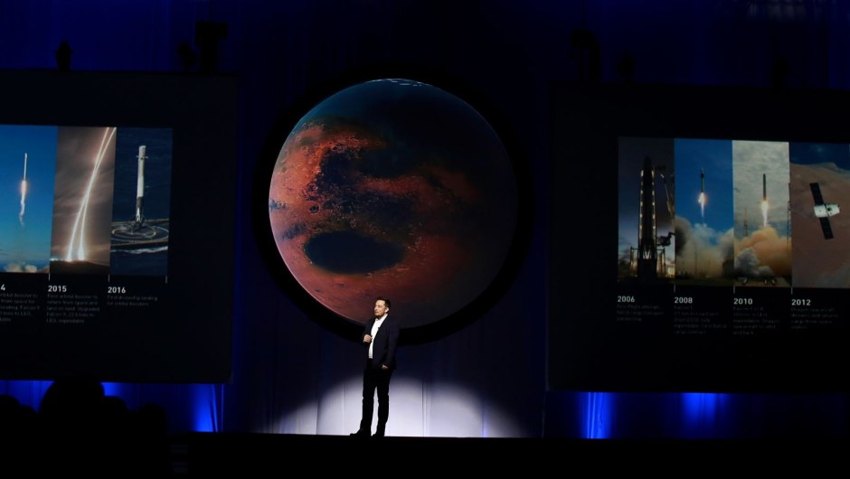 Musk lleva tiempo diciendo que quiere convertir a los humanos en una "especie interplanetaria", y en 2016 expuso su plan para colonizar Marte. Hablaba en el Congreso Astronáutico Internacional, una reunión de múltiples asociaciones internacionales de exploración espacial.Susana González/Bloomberg/Getty Images
