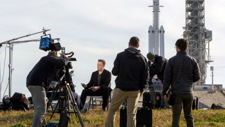 Musk habla con los periodistas en 2018, un día antes de que SpaceX lanzara el Falcon Heavy, el cohete más potente del mundo.Todd Anderson/The New York Times/Redux
