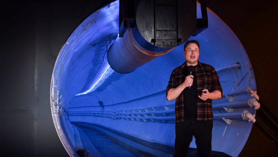 En 2018, Musk hace una demostración del primer túnel de su Boring Company. Se construyó como un experimento de transporte subterráneo, con el objetivo de ofrecer rutas alternativas a las calles congestionadas por el tráfico.Robyn Beck/Pool/AFP/Getty Images