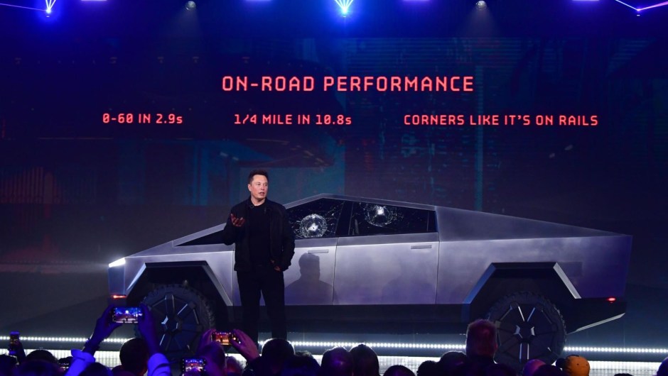 Musk revela la nueva camioneta eléctrica de Tesla en 2019. Sin embargo, una demostración de las ventanas supuestamente irrompibles del Cybertruck resultó contraproducente cuando una bola de metal lanzada contra las ventanas, de hecho, las rompió.Frederic J. Brown/AFP/Getty Images