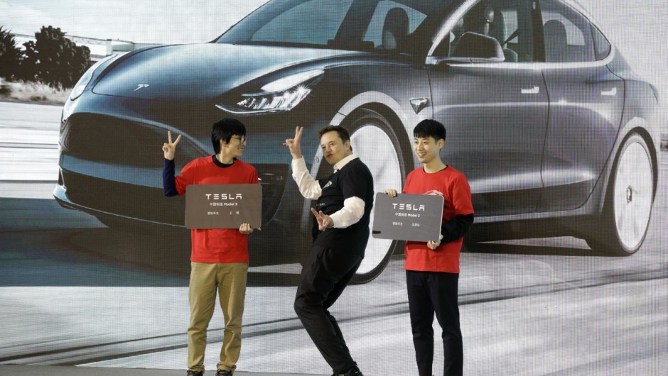 Musk asiste a una ceremonia de Tesla en Shanghái, China, en enero de 2020. Tesla comenzó a entregar al público sus coches Model 3 fabricados en Shanghái, el primer paso del plan mucho más audaz de Musk para el mayor mercado del mundo.Qilai Shen/Bloomberg/Getty Images