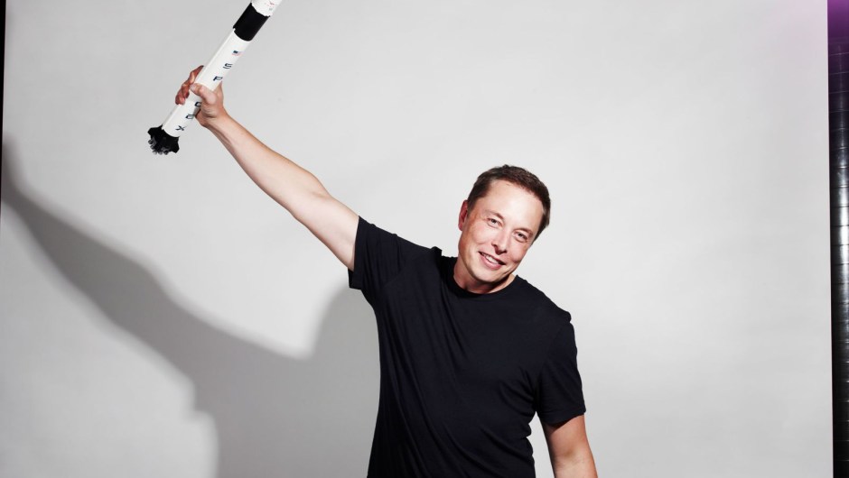 Musk sostiene un modelo de cohete en esta foto para la revista Bloomberg Businessweek en 2012.Bryce Duffy/Contour RA/Corbis/Getty Images