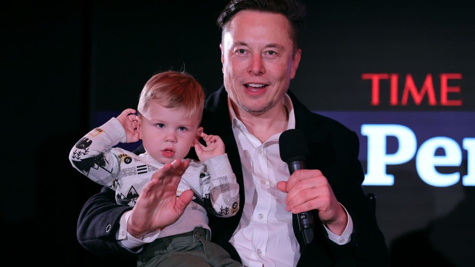 Musk sostiene a su hijo en los premios Persona del Año de la revista Time en diciembre de 2021. El redactor jefe de Time, Edward Felsenthal, describió a Musk como "una persona con una extraordinaria influencia en la vida en la Tierra, y potencialmente también en la vida fuera de la Tierra" Theo Wargo/Getty Images
