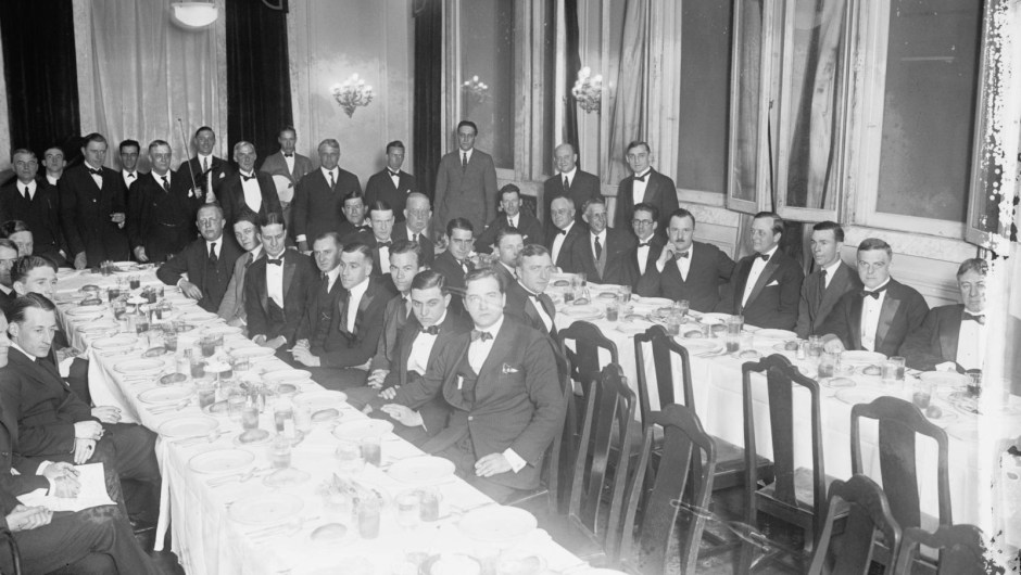 La Cena de Corresponsales de la Casa Blanca en 1923. Fue iniciada dos años antes por la Asociación de Corresponsales de la Casa Blanca, la organización de periodistas que cubren al presidente. En 1924, Calvin Coolidge se convirtió en el primer presidente en asistir a la cena. Biblioteca del Congreso