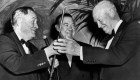 El legendario golfista Bobby Jones, a la izquierda, presenta un duplicado de su famoso putter, Calamity Jane, al presidente Dwight D. Eisenhower en la cena de 1959. En el centro, Felix Belair Jr. de The New York Times.AP