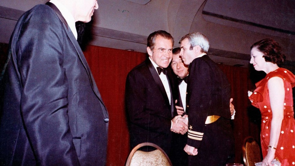 El presidente Richard Nixon estrecha la mano del teniente de navío John McCain en la cena de 1973. Apenas un mes antes, McCain había sido liberado de una prisión vietnamita tras haber sido prisionero de guerra durante más de cinco años.Archivos Nacionales