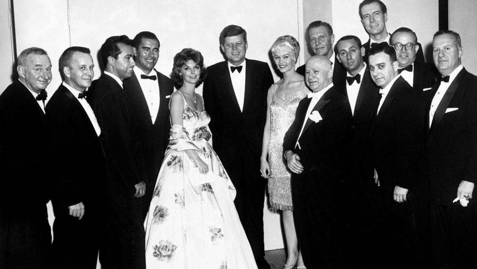 Hasta 1962, la cena de corresponsales estaba abierta sólo a hombres. El presidente John F. Kennedy, en el centro, se negó a asistir hasta que se abrió a las mujeres.Biblioteca y Museo Presidencial John F. Kennedy