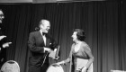 Ford se ríe con Helen Thomas, corresponsal de United Press International en la Casa Blanca, en la cena de 1975. Thomas fue la primera mujer presidenta de la Asociación de Corresponsales de la Casa Blanca.National Archives