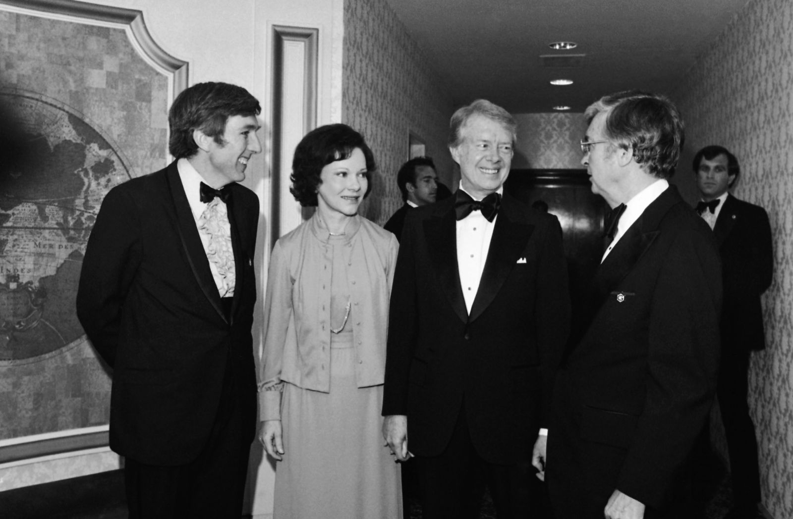 El presidente Jimmy Carter y la primera dama Rosalynn Carter charlan con Paul Healy, a la derecha, del New York Daily News y Lawrence O'Rourke, a la izquierda, del Philadelphia Bulletin, a su llegada a la cena en 1977. Healy era el nuevo presidente de la Asociación de Corresponsales de la Casa Blanca, y O'Rourke era su presidente saliente.John Duricka/AP