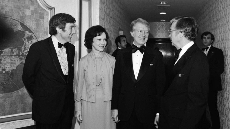 El presidente Jimmy Carter y la primera dama Rosalynn Carter charlan con Paul Healy, a la derecha, del New York Daily News y Lawrence O'Rourke, a la izquierda, del Philadelphia Bulletin, a su llegada a la cena en 1977. Healy era el nuevo presidente de la Asociación de Corresponsales de la Casa Blanca, y O'Rourke era su presidente saliente.John Duricka/AP