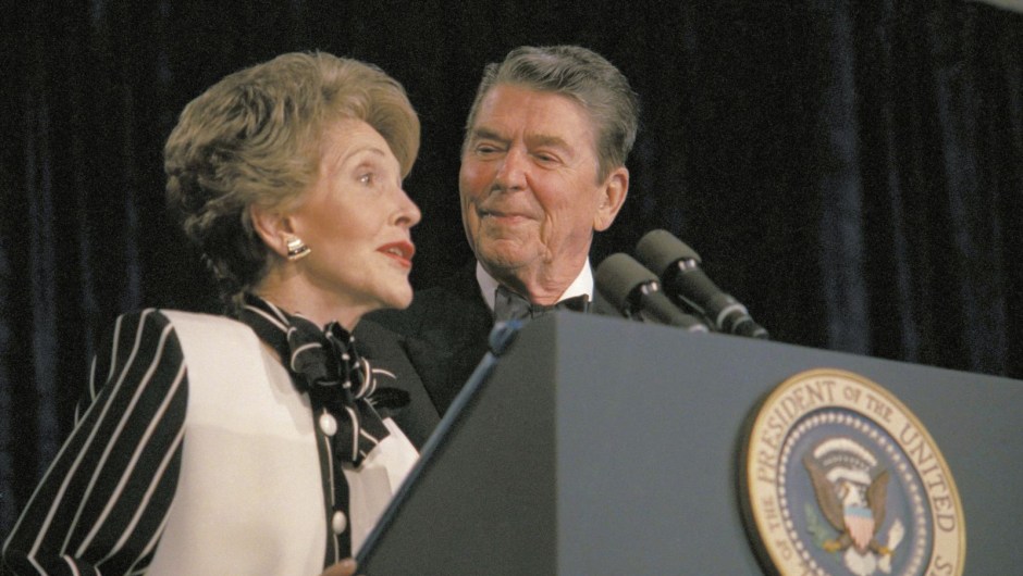 En la cena de 1987, el presidente Ronald Reagan llamó a su esposa, Nancy, para que dijera unas palabras amables a la prensa. Tras una pausa, ella respondió: "Estoy pensando".Charles Tasnadi/AP